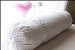 כרית סוכריה מעוצבת בשילוב תחרה לבנה